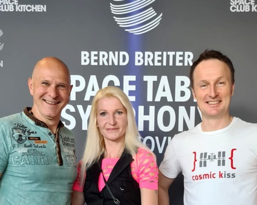JD-Wood-Joerg-Dewald-mit-seiner-Frau-Jeannette-und-ESA-Astronaut-Matthias-Maurer-World-Club-Dome-Las-Vegas-Edition-2022