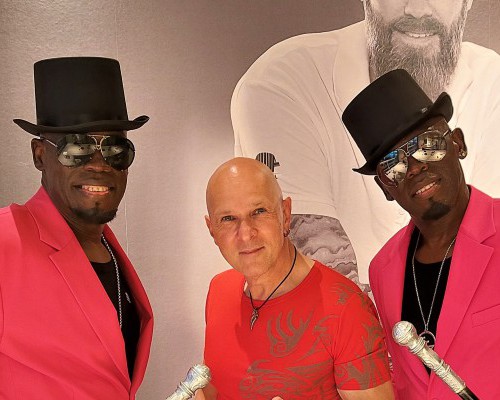 Musikproduzent-Joerg-Dewald-JD-Wood-mit-den-Entertainern-The-Jackson-Twinz-beim-World-Club-Dome-Las-Vegas-Edition-Backstage