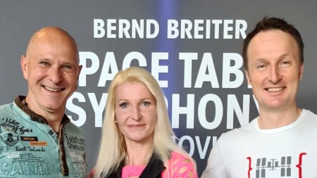 JD-Wood-Joerg-Dewald-mit-seiner-Frau-Jeannette-und-ESA-Astronaut-Matthias-Maurer-World-Club-Dome-Las-Vegas-Edition-2022