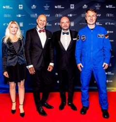 Smart Rebel Convention Gala - Initiator Bernd Breiter, sein langjähriger Geschäftspartner Musikproduzent und Komponist Jörg Dewald JD Wood mit seiner Frau Jeannette Dewald und ESA Astronaut Dr. Matthias Maurer